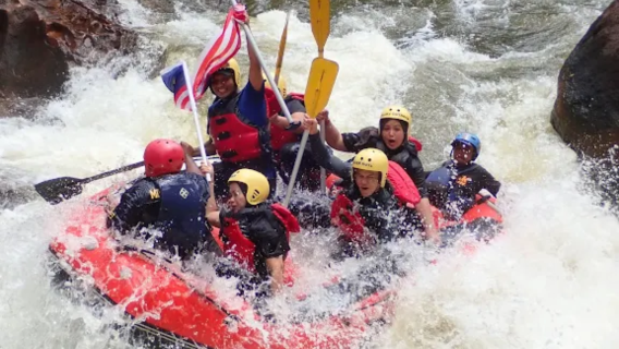 Piragüismo 8 h [Desde Kuala Lumpur: aventura de rafting en aguas bravas de grado 4]