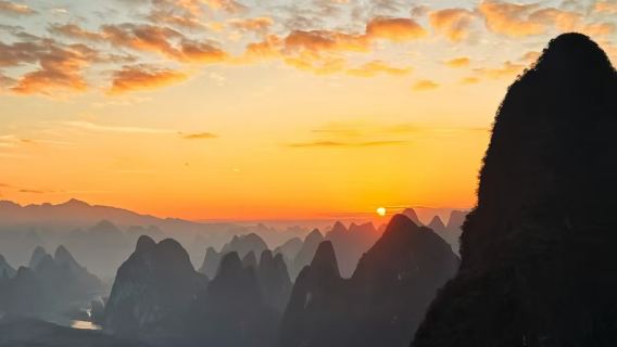 새벽의 리강(Li River): 샹공 언덕(Xianggong Hill)에서 바라보는 장관의 일출