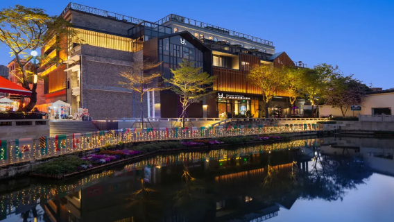 Übernachtung im The Cloud Hotel Guangzhou Yongqingfang (Huangsha U-Bahn Station) inklusive Frühstück für zwei Personen am nächsten Morgen und Besuch des Yongqingfang-Viertels mit traditionellem Guangzhouer Flair