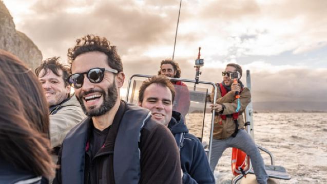 São Miguel: Tour en Barco al Atardecer – Luz Dorada, Acantilados y Cuevas