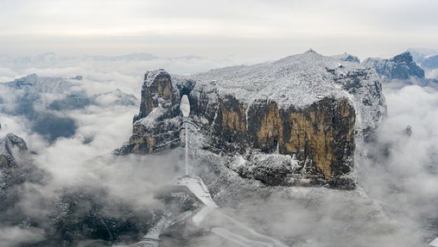 Tour Privato Giornaliero all'Avventura della Montagna Tianmen - Dalle Nuvole alla Porta del Cielo