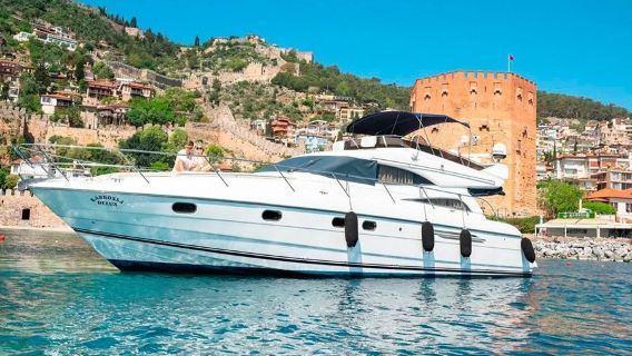 Tour privato in yacht Barbarossa di 4 ore nel distretto di Alanya con opzione di trasferimento