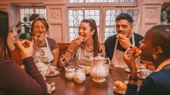 Taller de elaboración de scones tradicionales ingleses en Londres con té