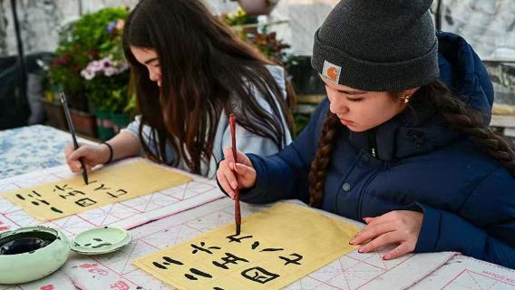 Pekingin Tiantan + kiinalainen kansanperinne-elämys (kalligrafia)