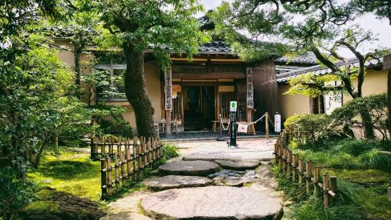 日本金沢＋兼六園＋武加屋敷跡＋ひがし茶屋街＋尾山神社貸切チャーターワンデーツアー