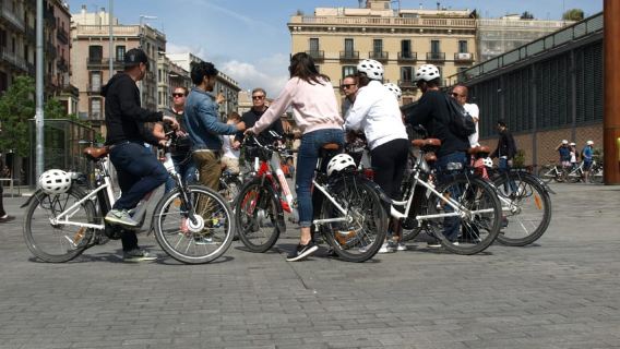 バルセロナ：3時間の日替わり電動バイクツアー