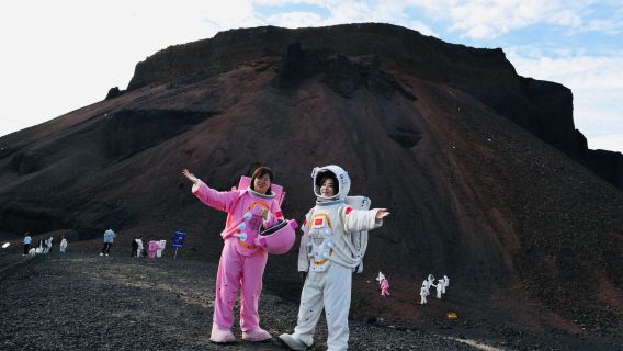 Excursion d'une journée au départ de Hohhot dans la prairie de Huitengxile + le parc des volcans de Ulan Hada (incluant une combinaison spatiale)