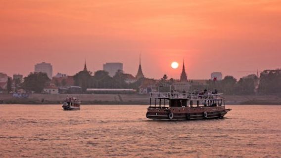 Phnom Penh riverside walking tour