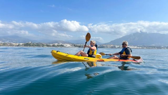 Marbella: Geführte Kajaktour in Puerto Banús