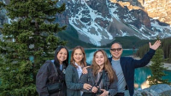 Moraine Lake Sunrise: Premium Tour from Canmore & Banff