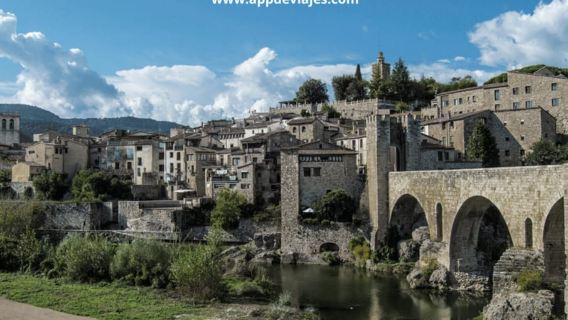 Barcellona: tour privato di Besalu, Dalí e degustazione di vini