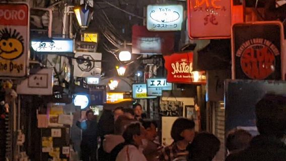 Experience the fun of bar-hopping in Shinjuku Golden Street!