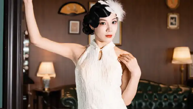 Dressing up and back to Hankou 1930s with a dinner feast and dance performance