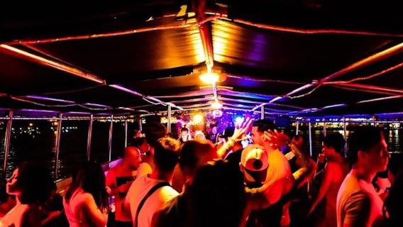 Crucero de fiesta en barco por Miami: ¡Luces de la ciudad y vistas del horizonte!