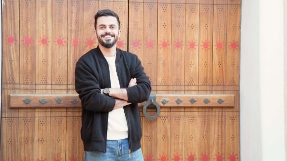 Mehrsprachige Geschäftsübersetzung und Begleitung / Privattransfer mit Reiseleiter / Chauffeur-Reiseleiter / Fotografen-Begleitung / Krankenhausbegleitung / Reiseführer