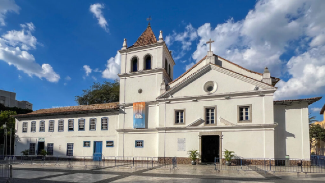 Tour di un giorno al Cortile dell'Accademia + Chiesa e Monastero di San Benedetto + Piazza del Vescovo + Ponte del Tè + Teatro Municipale