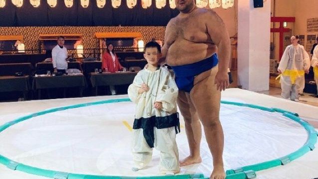 Esperienza Ravvicinata di Sumo allo Stable Ochi: Indossa il Kimono a Osaka