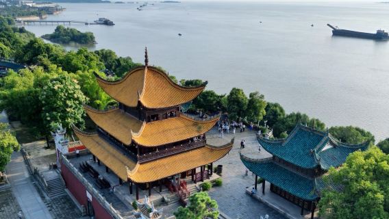 [Kumpulan Kecil 15 Orang] Menara Yueyang + Pelayaran Tasik Selatan + Tasik Dongting + Jalan Bianhe Lawatan Sehari