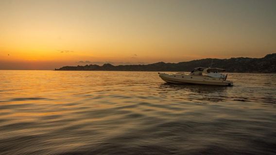 Bonifacio : Excursion en bateau avec dîner-apéritif au coucher du soleil