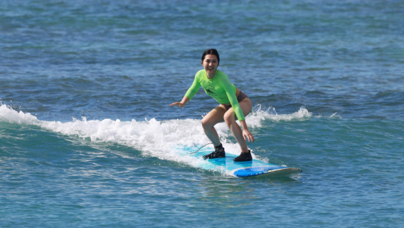 คอร์สเรียนโต้คลื่นที่ชายหาดไวกิกิฮาวาย