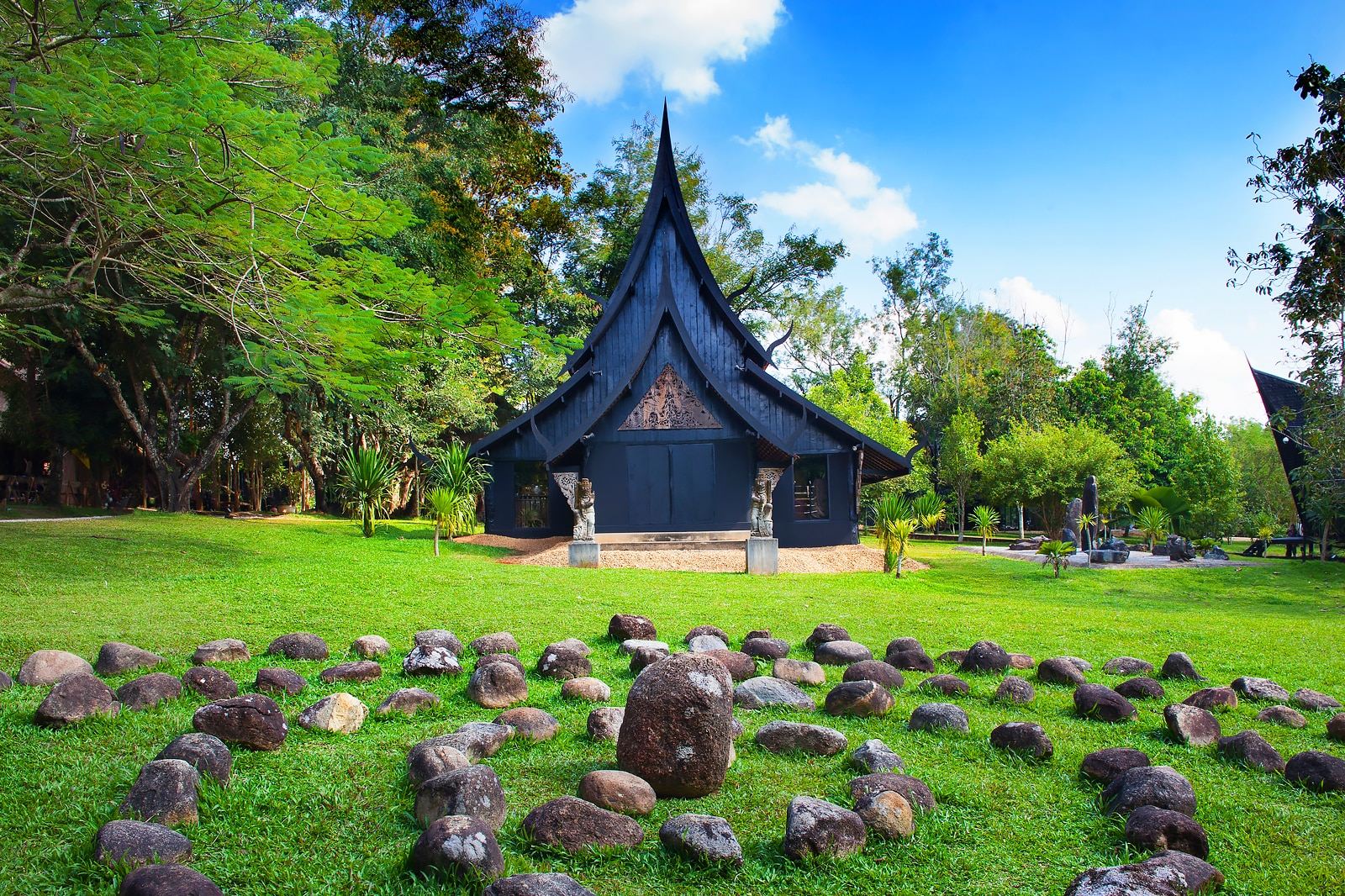 Chiang Rai Day Tour from Chiang Mai: Baan Dam Museum + Wat Rong Khun - White Temple + Rong Suea Ten Temple