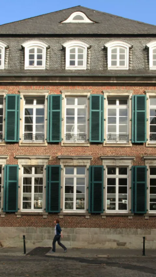 Private charter day tour: Rhine embankment promenade + Schloss Jegerhof + Classic Remise Dusseldorf + MedienHafen