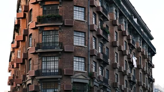 perjalanan satu hari ke Shanghai termasuk Jalan Wukang, Jalan Anfu, Kuil Dewa Kota, Kuil Jing'an, Restoran Tua Shanghai, dan Bund.