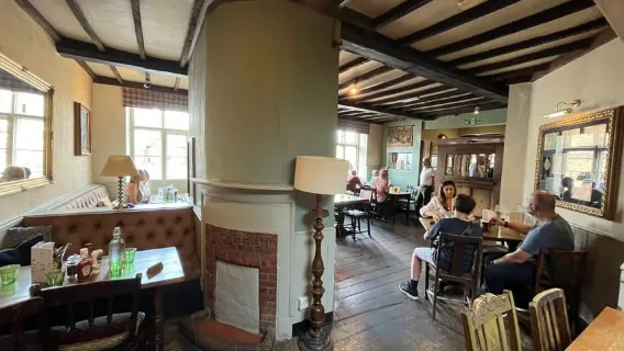 Desde Londres: tour de día completo al amanecer por Stonehenge, Bath y Lacock