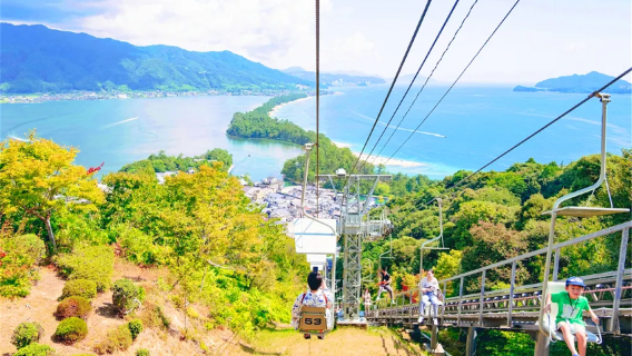 Excursion d'une journée dans des lieux secrets : Amanohashidate, les maisons flottantes d'Ine et le village de Miyama aux toits de chaume, avec une vue sur les érables en automne