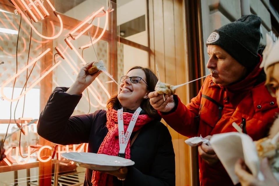 ปราก: ทัวร์เมืองเก่ายามเย็นที่สนุกสนานพร้อมอาหารและเครื่องดื่ม