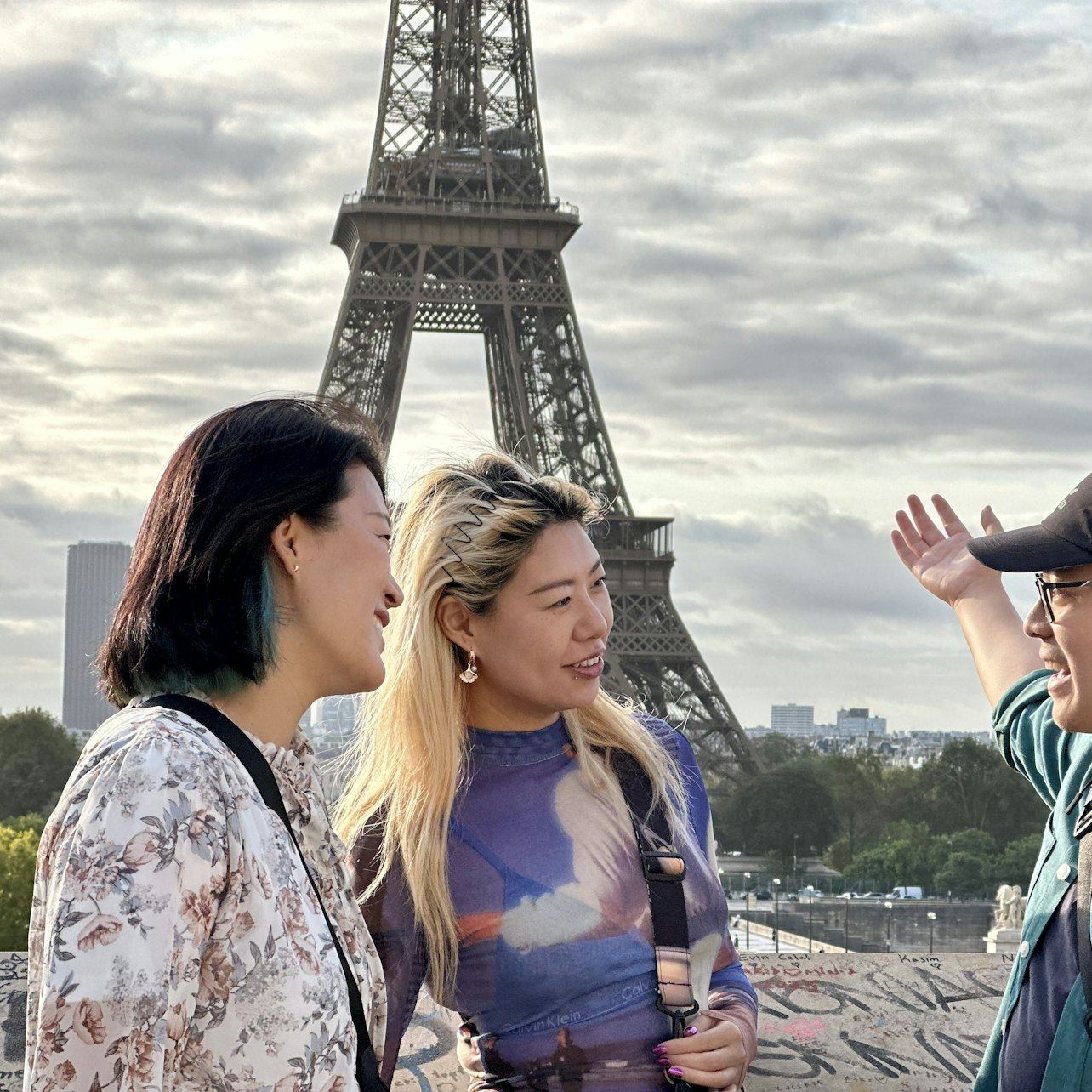 エッフェル塔：ガイド付きツアー + エレベーターで2階と頂上へアクセス