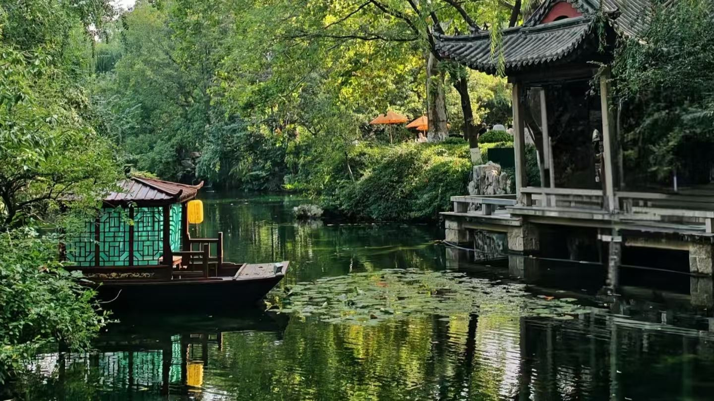 Baotu Spring + Heihu Spring + Qianfo Mountain Scenic Area + Daming Lake Scenic Area & Baihuazhou Historical and Cultural District