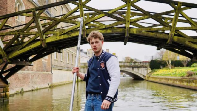 50-min English join-in tour of Cambridge punting: Glide along the river with a long pole while listening to authentic verses of the Cam.