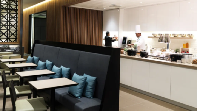 Plaza premium lounge service at London Heathrow Airport | Transit VIP lounge experience | 3-hr/6-hr experience & dining