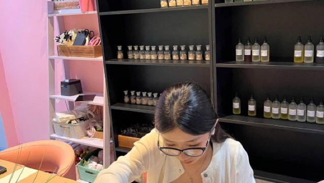 Ho Chi Minh City: Female Friendly Tour: Café, Pink Church & Perfume Workshop in Saigon