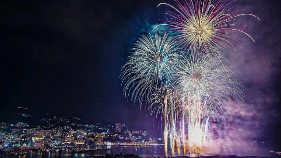 Туристический автобус по Японии: Фудзи + ужин «шведский стол» с телятиной на гриле и паэльей + фестиваль фейерверков в Атами на корабле