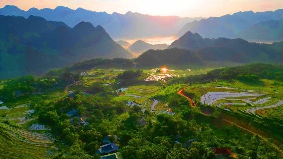 Menjelajahi Desa: Budaya & Trekking Son Ba Muoi & Pu Luong