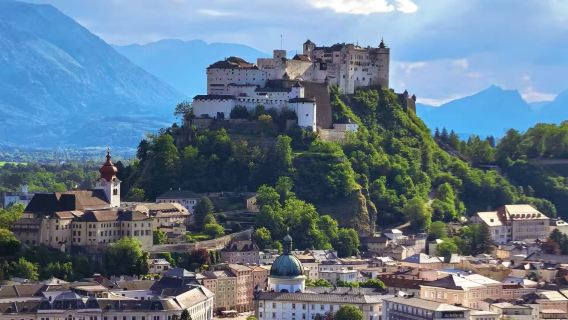 Round-trip from Salzburg: Hallstatt 1-day tour | Private customizable Chinese-speaking charter