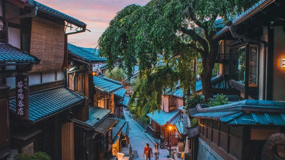Kyoto Gion: la leggenda delle geisha e la cultura centenaria delle vie fiorite di Kyoto | visita guidata di 2 ore