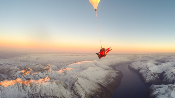 paracadutismo presso NZONE Queenstown da 9.000 piedi, 12.000 piedi o 15.000 piedi.