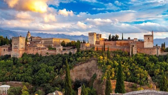 Alhambra & Nasrid Palaces: Guided Tour + Transport from Málaga