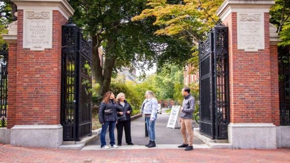 Tur Jalan Kaki Kelompok Kecil Boston dengan Pelayaran & Konstitusi