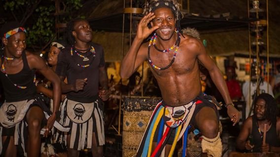 Air Terjun Victoria: Makan Malam Boma dan Pertunjukan Gendang