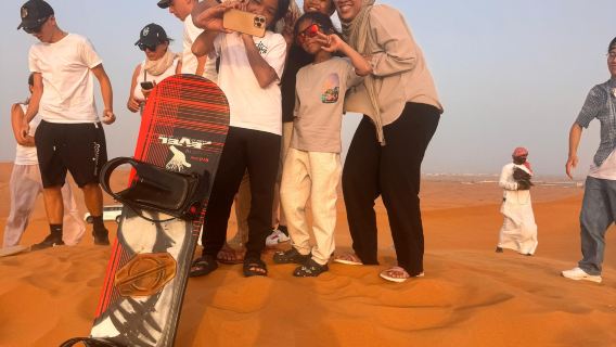 Safari nel deserto mattutino con prelievo e rientro, giro in cammello e sandboarding