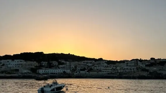 Присоединяйтесь к нам в часовой прогулке на лодке, чтобы исследовать удивительные пещеры Саленто.