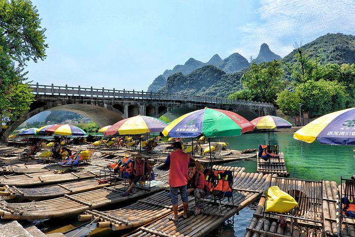 Tour organizzati in inglese a Guilin: gita in zattera di bambù sul fiume Yulong River Park, grotta d'argento e Shiwai Taoyuan