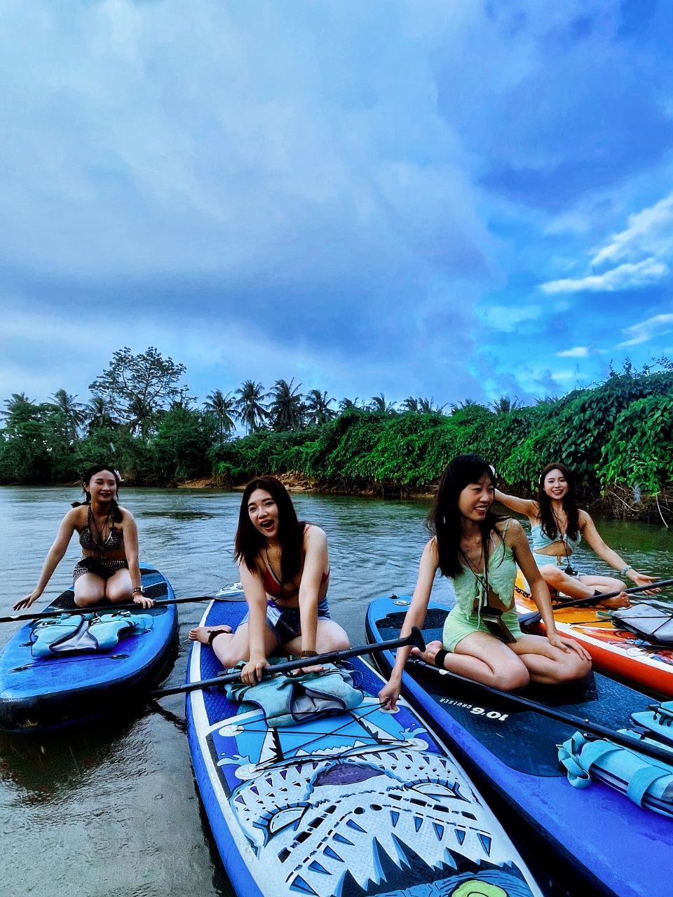 Esplorazione della giungla con paddleboard nella foresta di palme d'acqua di Wanning, Hainan / Escursione nella foresta pluviale e attraversamento del torrente nella riserva naturale di Qiexin Typhoon Ridge [Attività per famiglie + istruttori professionisti + servizio fotografico completo]