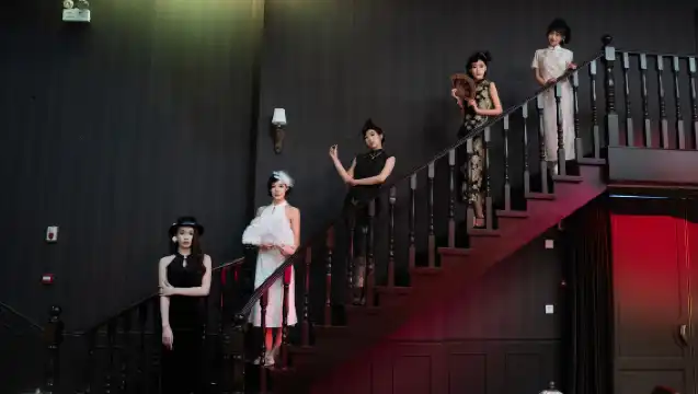 Dressing up and back to Hankou 1930s with a dinner feast and dance performance