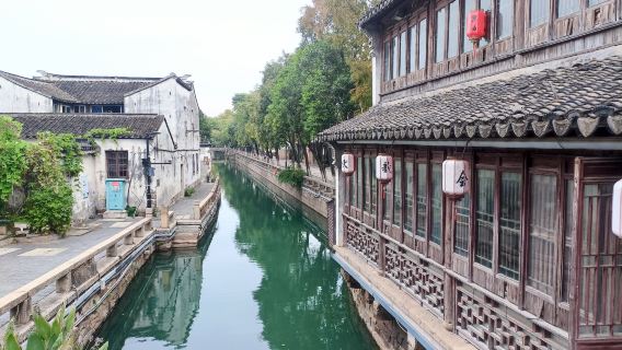 Tagesausflug mit Privattransfer in kleiner Gruppe: Besuch des Gartens des bescheidenen Beamten in Suzhou, der drei Sehenswürdigkeiten des Panmen-Tors und eine Bootsfahrt auf dem alten Kanal