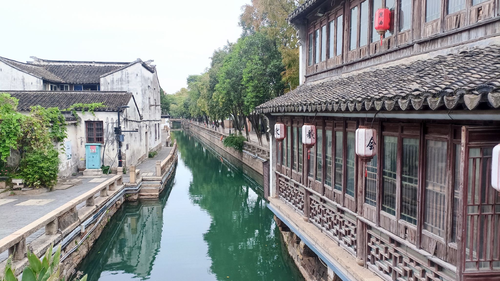 Tagesausflug mit Privattransfer in kleiner Gruppe: Besuch des Gartens des bescheidenen Beamten in Suzhou, der drei Sehenswürdigkeiten des Panmen-Tors und eine Bootsfahrt auf dem alten Kanal